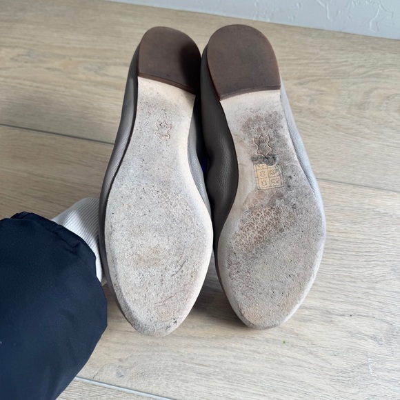 Tory Burch Caroline 2 leather flats in a grey/quarry rock color - Picture 5 of 5